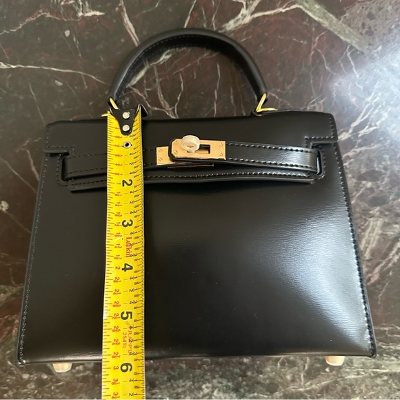 Classic Leather Hangbag Gold Lock - Picture 10 of 12